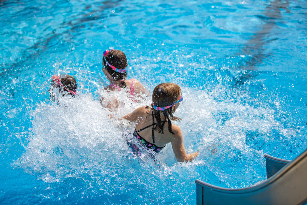 Kids haben Spaß im Hallenbad. Im Englisch Camp der camps for friends.