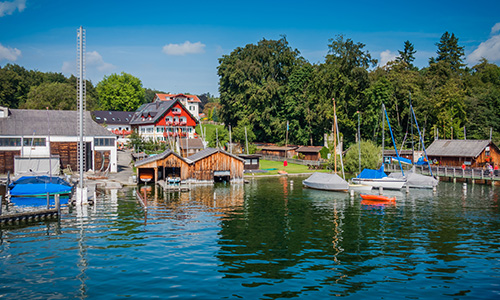 Idyllische Aufnahme des Starnberger Sees. Direkt am See liegt die Unterkunft des Englisch Camps der camps for friends.