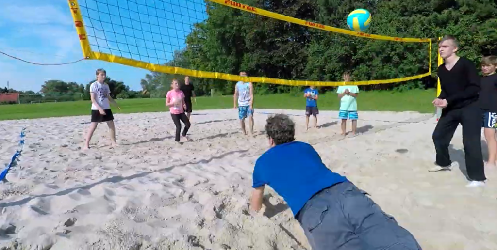 Kinder und Jugendliche beim Beach Volleyball. Im Englisch Cam von camps for friends.