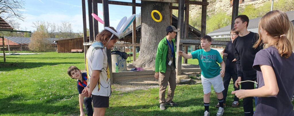 Kids spielen an Ostern. Im Englisch Camp der camps for friends.