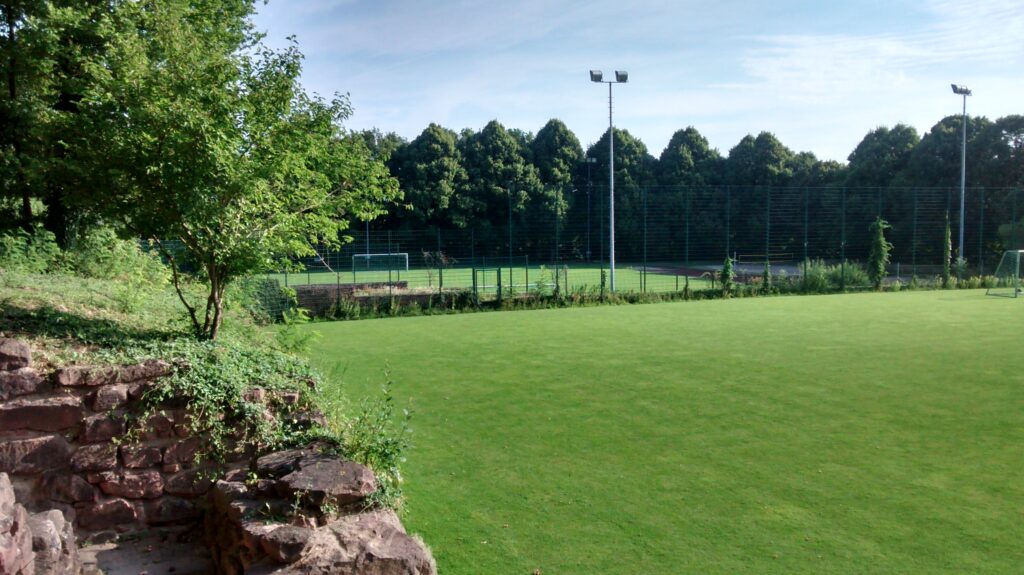 Blick auf den Fußballplatz der Sportschule Schöneck. Unterkunft der Englischcamps von camps for friends in Karlsruhe.