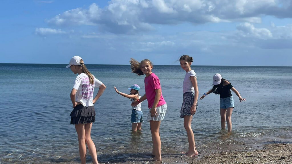 Kids haben Spaß am Strand.