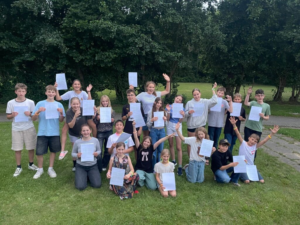 Kids halten ihre englisch Zertifikate