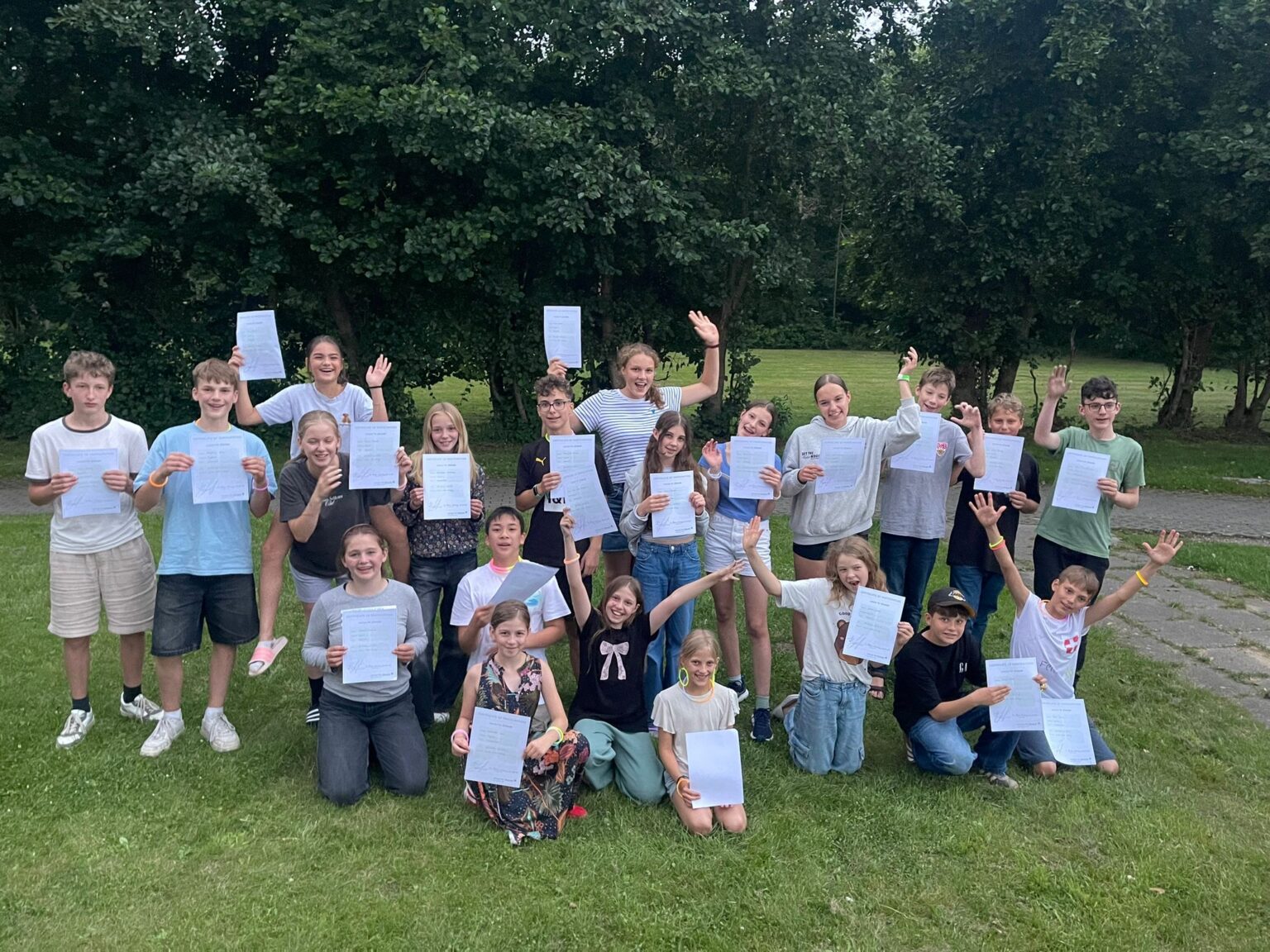 Kids halten ihre englisch Zertifikate