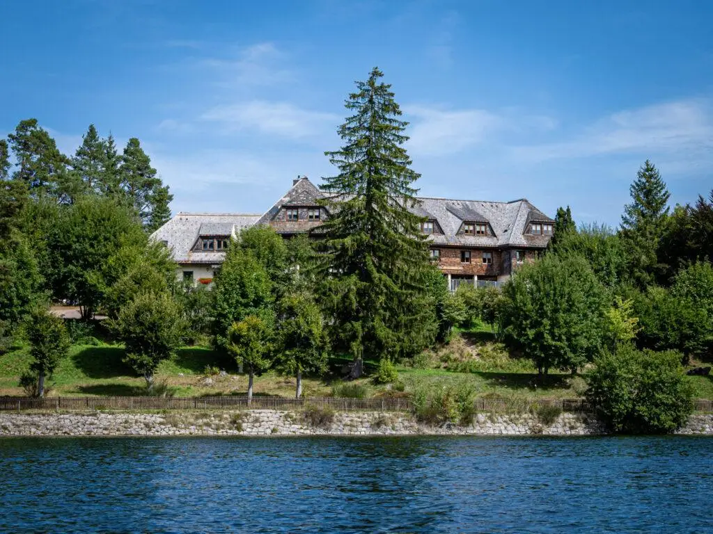 Seeblick auf die Jugendherberge Wolfsgrund am Schluchsee