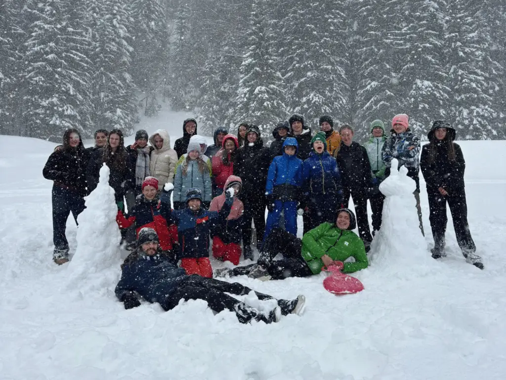 Eine Gruppe Kinder und Betreuer im Schnee